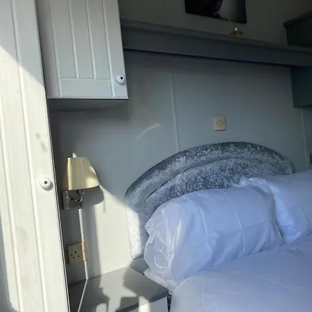 Holiday home 2 Bedroom Static Caravan Near The Lake *