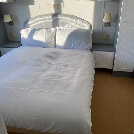 2 Bedroom Static Caravan Near The Lake Holiday home