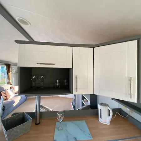2 Bedroom Static Caravan Near The Lake Holiday home