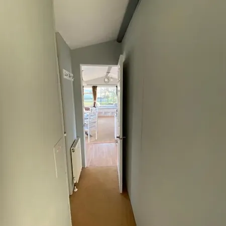 2 Bedroom Static Caravan Near The Lake