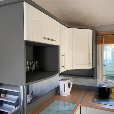 2 Bedroom Static Caravan Near The Lake Holiday home *