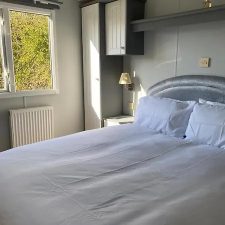 2 Bedroom Static Caravan Near The Lake Holiday home