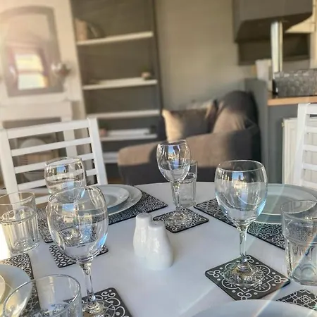 2 Bedroom Static Caravan Near The Lake *