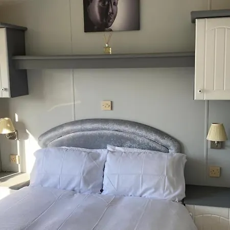 2 Bedroom Static Caravan Near The Lake