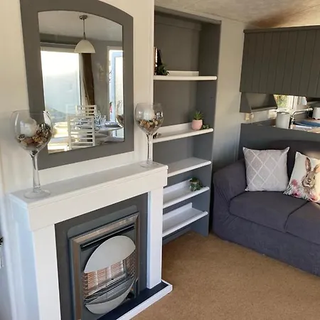 2 Bedroom Static Caravan Near The Lake